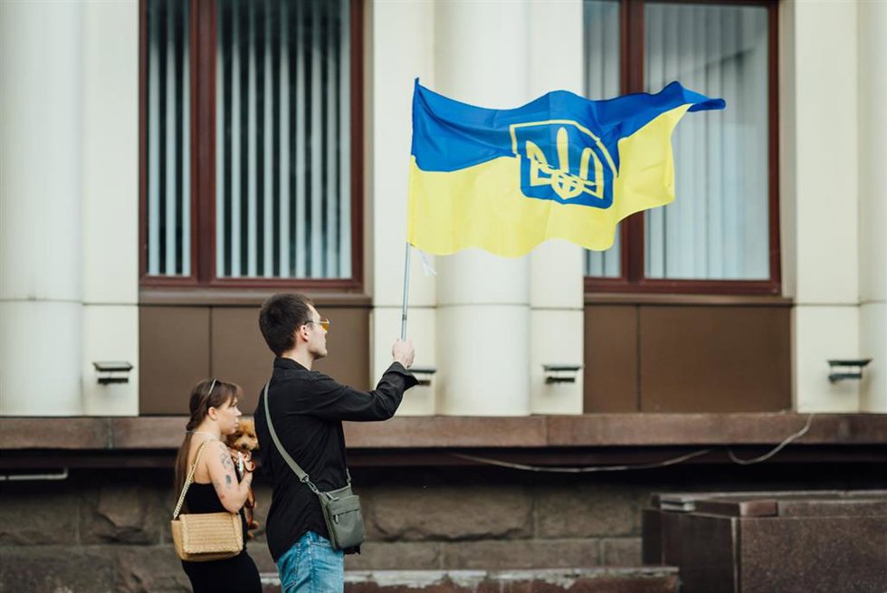 Archivo - Activista con la bandera nacional de Ucrania durante una manifestación contra la corrupción cerca del edificio de la Administración Regional de Dnipropetrovsk.