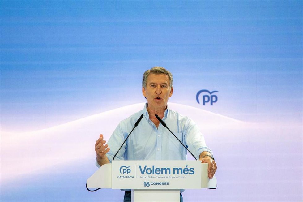 El presidente del PP, Alberto Núñez-Feijóo, interviene durante el XVI Congreso Extraordinario del PP catalán, en el Hotel Grand Marina, a 27 de junio de 2026, en Barcelona, Catalunya (España).