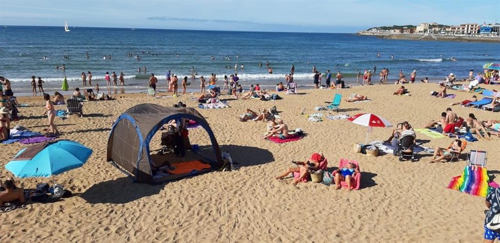 Archivo - Playa de San Lorenzo, en Gijón.