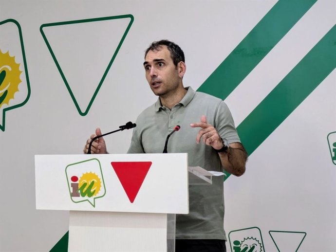 El coordiandor general de IU Andalucía, Toni Valero, en una rueda de prensa.