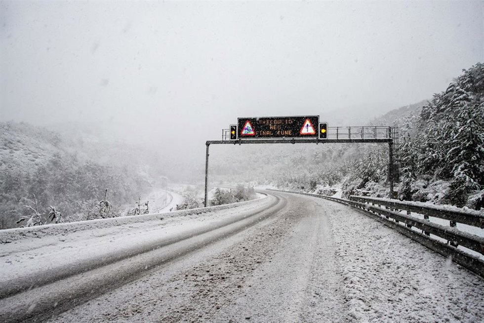 Archivo - La nieve cubre la carretera, a 7 de febrero de 2023, en Vic, Barcelona, Catalunya (España). 
