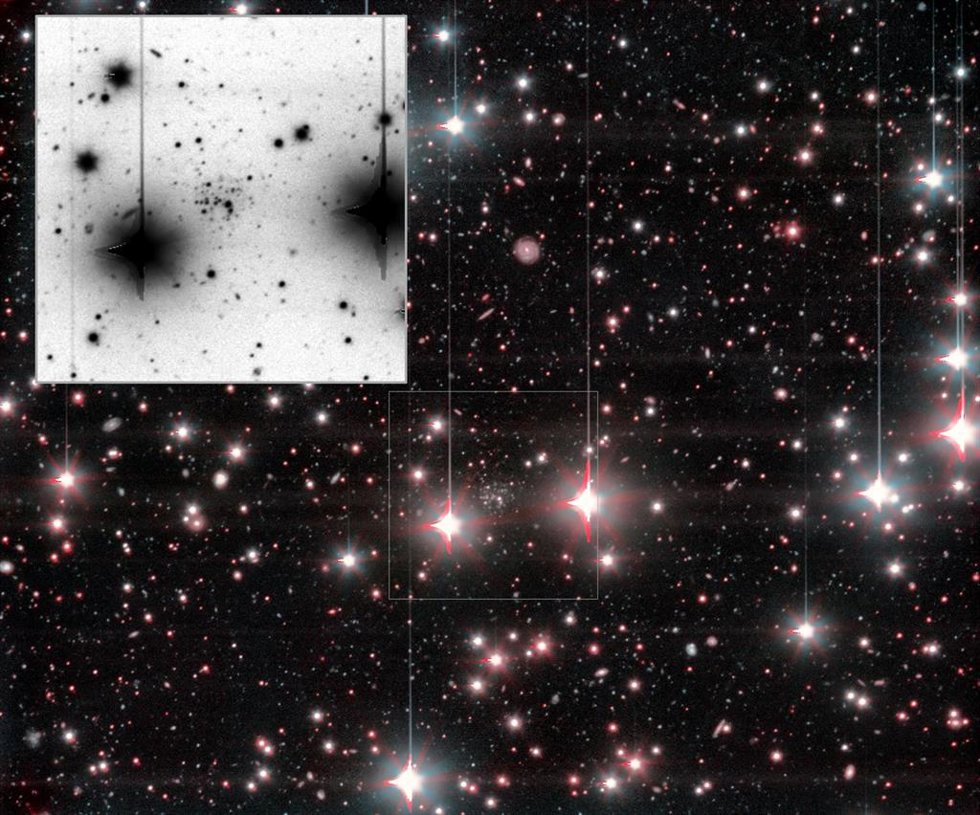 Imagen combinada obtenida con OSIRIS+ del GTC de And XXXVI. And XXXVI se aprecia claramente entre dos brillantes estrellas de primer plano. En el recuadro se muestra una ampliación en color negativo de And XXXVI.