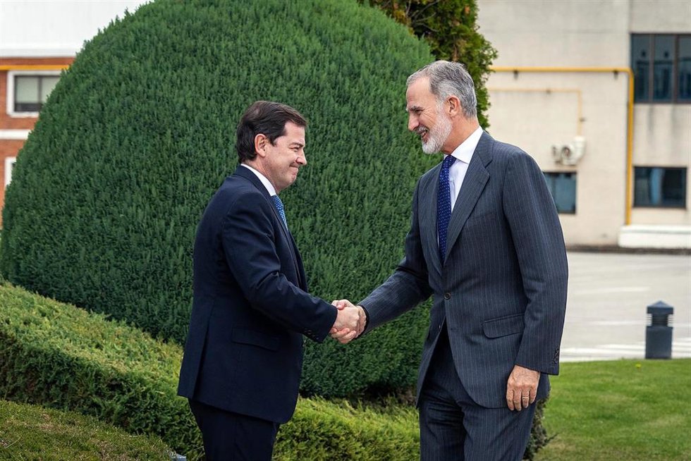 Archivo - El Rey Felipe VI (d) saluda al presidente de la Junta de Castilla y León, Alfonso Fernández Mañueco (i), a su llegada a la visita de la sede central e instalaciones de la compañía automovilística Antolín, a 20 de octubre de 2025, en Burgos, Cast