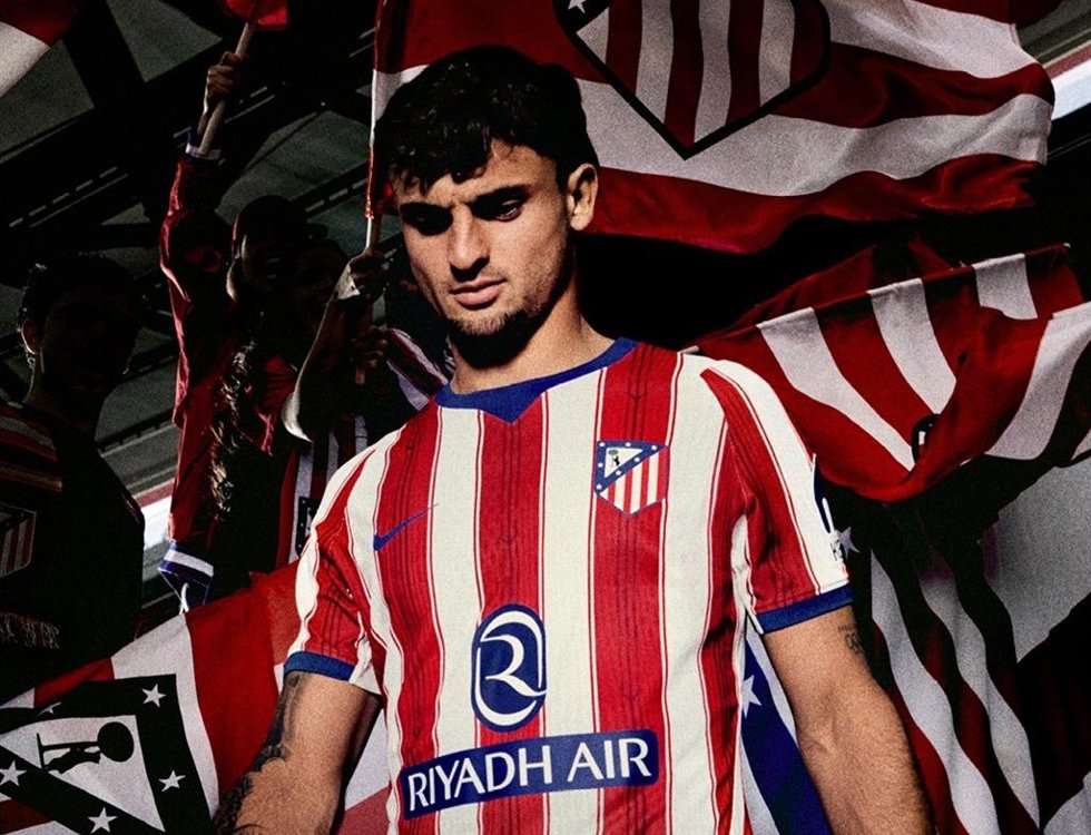 El futbolista español Marc Pubill, con la camiseta del Atlético de Madrid para la temporada 2026-27.