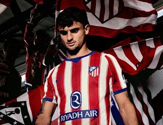El futbolista español Marc Pubill, con la camiseta del Atlético de Madrid para la temporada 2026-27.