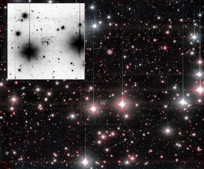 Imagen combinada obtenida con OSIRIS+ del GTC de And XXXVI. And XXXVI se aprecia claramente entre dos brillantes estrellas de primer plano. En el recuadro se muestra una ampliación en color negativo de And XXXVI.