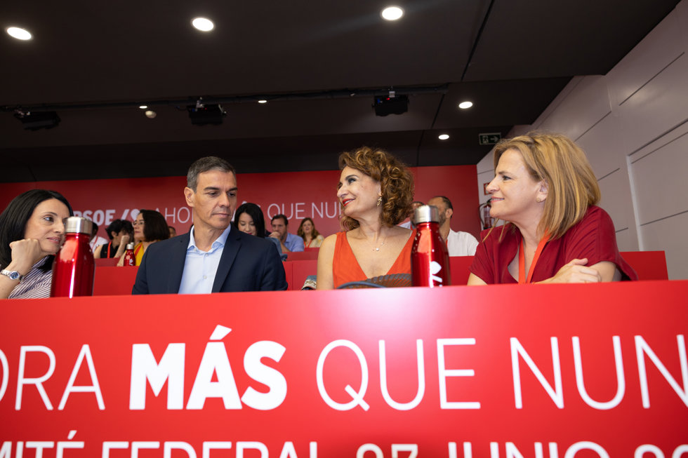 El presidente del Gobierno Pedro Sánchez, la vicesecretaria general, María Jesús Montero (2d), la secretaria de organización, Rebeca Torró Soler (i), y la secretaria de Igualdad, Pilar Bernabé García (d) durante la reunión del Comité Federal del PSOE, 