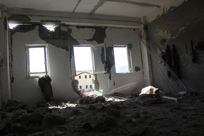 Archivo - KANDAHAR, Feb. 28, 2026  -- This photo taken on Feb. 28, 2026 shows an interior view of a damaged building at a temporary camp following a strike in Kandahar province, Afghanistan. Three Afghan returnees lost their lives and seven others were in