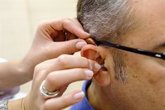 Foto: El uso de audífonos reduce un 23% el riesgo de demencia en adultos con epilepsia y pérdida auditiva