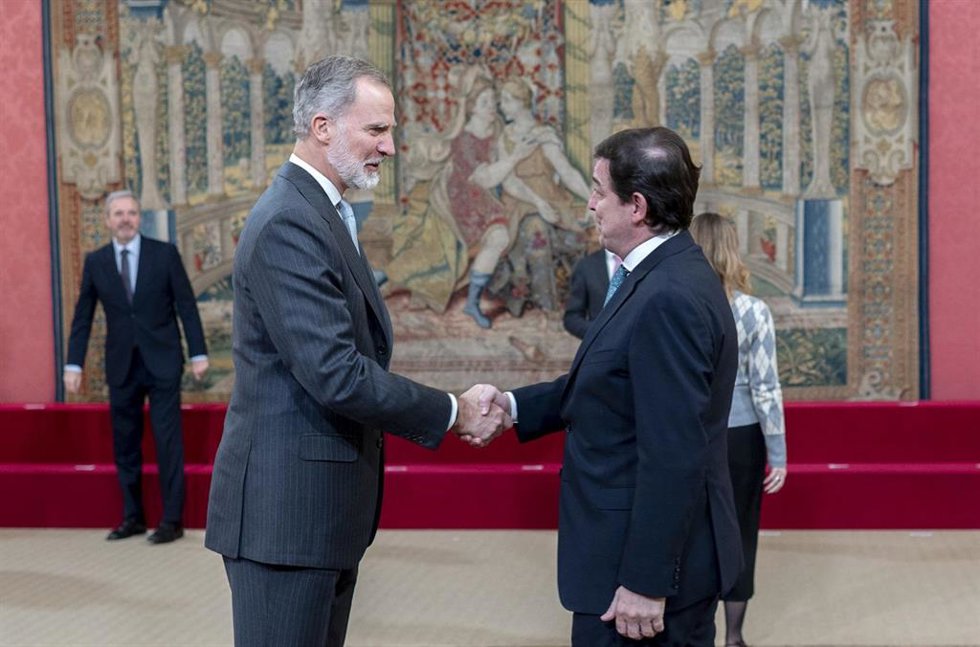 Archivo - El Rey Felipe VI saluda al presidente de Castilla y León, Alfonso Fernández Mañueco. Archivo. 