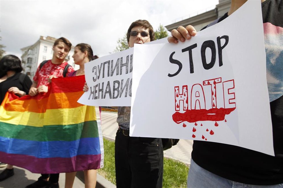 Archivo - Concentración en Kiev, Ucrania, en contra de la persecución del movimiento LGBTI en Rusia.
