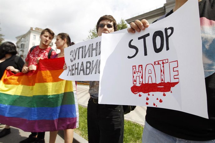 Archivo - Arquivo - 24 de julho de 2019 - Kiev, Ucrânia - Ativistas seguram cartazes exigindo que a Rússia investigue o assassinato da ativista LGBT Yelena Grigoryeva em frente à Embaixada da Rússia em Kiev, na Ucrânia, em 24 de julho de 2019. A ativista 