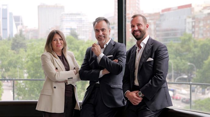 De izquierda a derecha: Mamen Fernández, directora ejecutiva comercial de Savills en España; Jaime Pascual-Sanchiz, CEO Savills Iberia, y Pablo Romaní, director ejecutivo de desarrollo de negocio y consultoría estratégica de Savills en España.