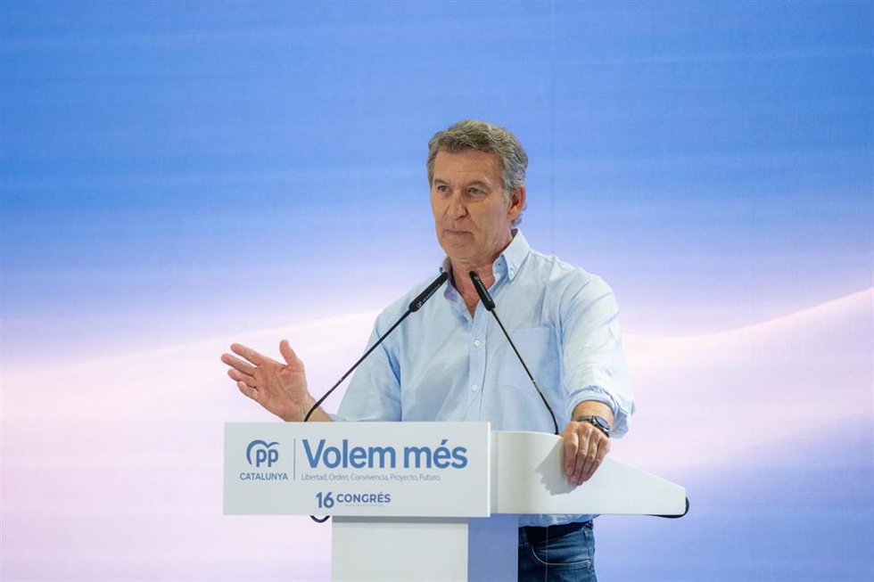 El presidente del PP, Alberto Núñez-Feijóo, interviene durante el XVI Congreso Extraordinario del PP catalán, en el Hotel Grand Marina, a 27 de junio de 2026, en Barcelona, Catalunya (España). El Congreso, en un contexto de crecimiento electoral del PPC y