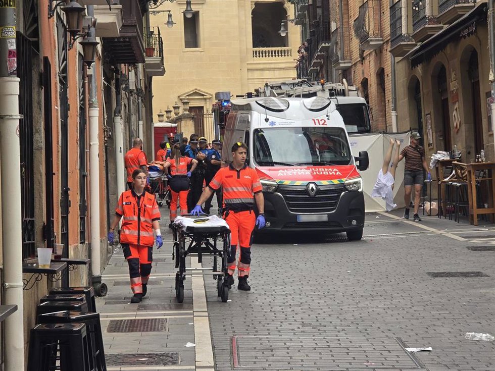 Servicios de emergencias y policía trabajan en la zona del accidente en la calle Navarrería de Pamplona.