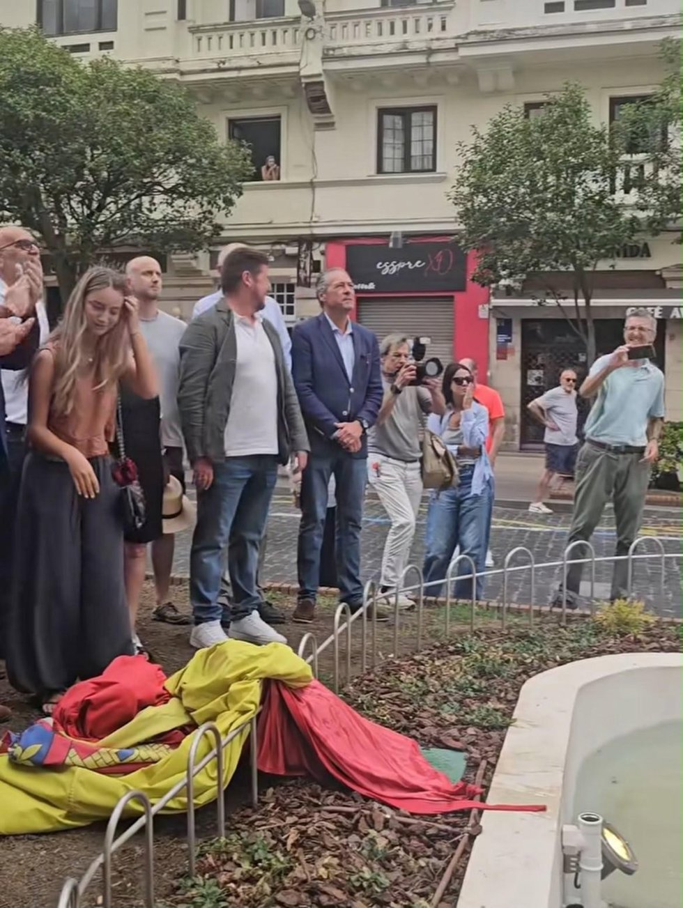 Vox denuncia "falta de respeto a la bandera de España" en la inauguración del busto de Adolfo Ruiz de Rebolledo