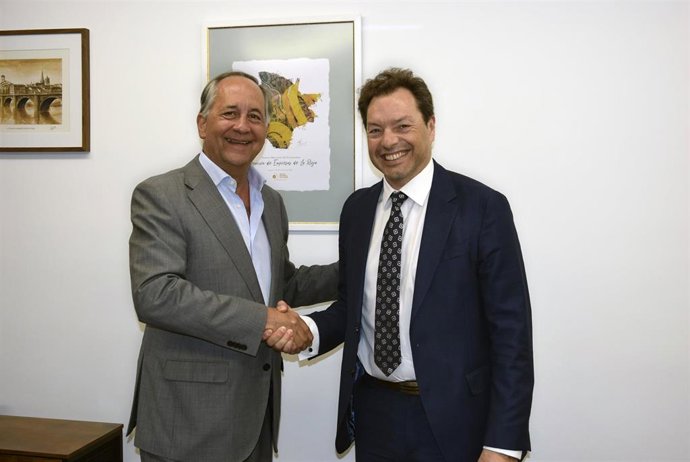 Acuerdo entre Unicaja y la FER suscrito por el director de zona de Castilla y León Centro Este de Unicaja, Rubén González, y, en representación de FER, su presidente, Eduardo de Luis Olloqui.