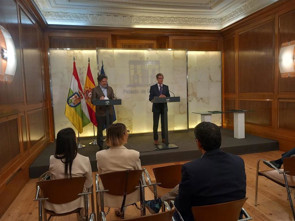 El presidente del Gobierno de La Rioja, Gonzalo Capellán, junto al presidente de Hiberus, Íñigo de Yarza López-Madrazo.