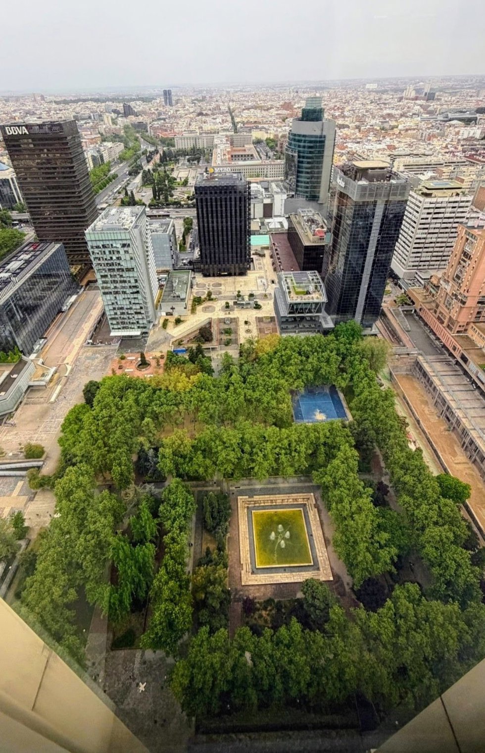 Las asociaciones vecinales de Tetuán exigen preservar la gran arboleda del parque Pablo Ruiz Picasso en la remodelación de AZCA.