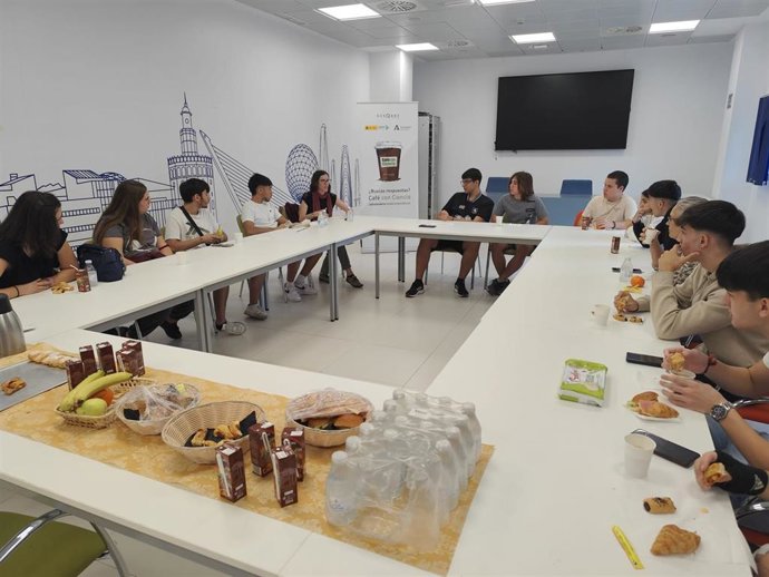 La investigadora de la US Irene García Moya, junto con los estudiantes y profesoras del IES Polígono Sur que han participado en el Café con Ciencia para conmemorar el Día de la Salud Mental.