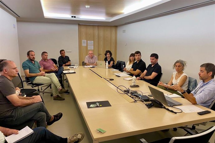 El consejero Aierdi y la gerente de Intia, Natalia Bellostas, junto con representantes del sector agrario en la reunión mantenida esta mañana.