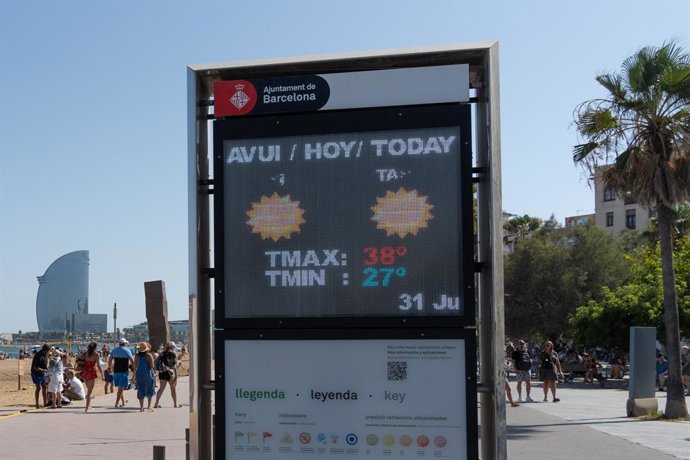 Archivo - Avís de calor en una marquesina