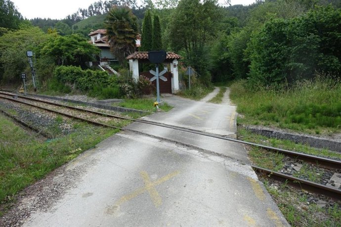 Paso a nivel en la línea de ancho métrico  Oviedo-Santander.