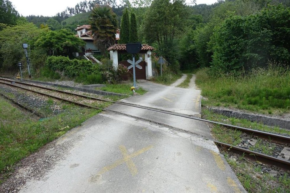 Paso a nivel en la línea de ancho métrico  Oviedo-Santander.