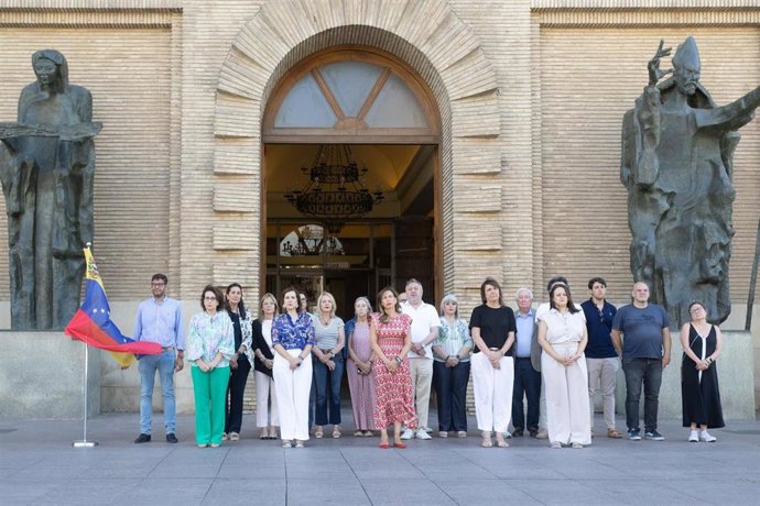 El Ayuntamiento de Zaragoza ha guardado un minuto de silencio por las víctimas de los terremotos de Venezuela.