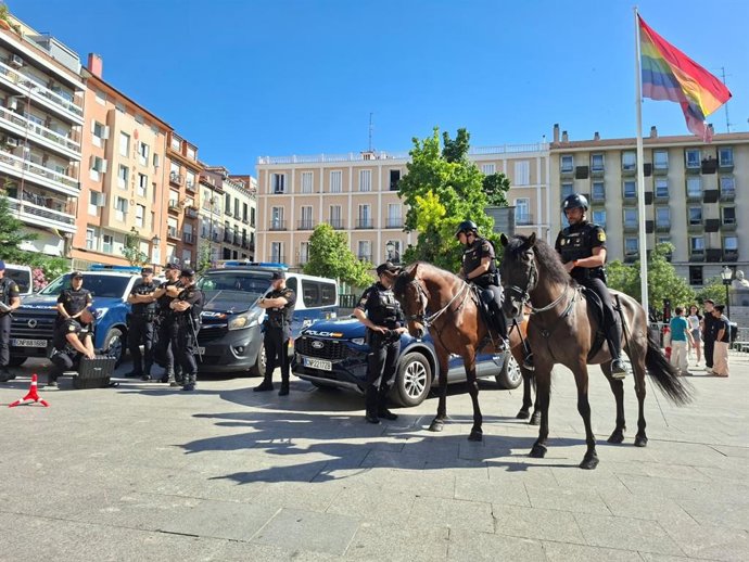 Agentes de Policía Nacional en la plaza de Pedro Zerolo tras el izado de la bandera LGTBI antes del inicio del Orgullo Madrid (MADO) 2026