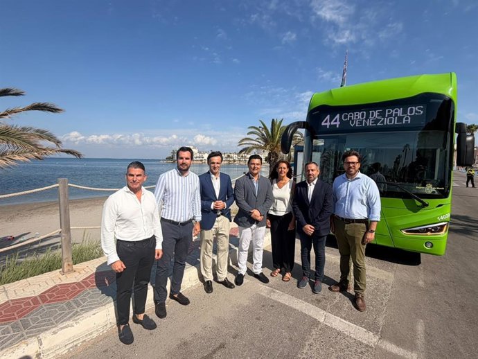 El consejero de Infraestructuras y Desarrollo Territorial, Jorge García Montoro, junto al alcalde de San Javier, José Miguel Luengo, durante la presentación del refuerzo de autobuses en La Manga