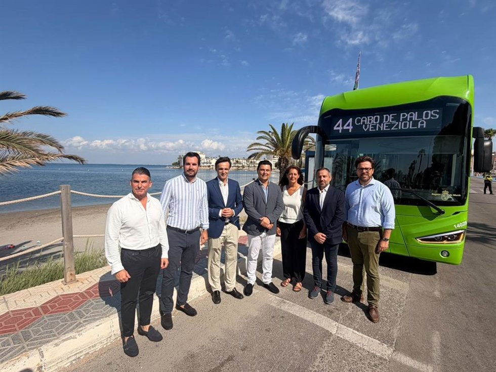 El consejero de Infraestructuras y Desarrollo Territorial, Jorge García Montoro, junto al alcalde de San Javier, José Miguel Luengo, durante la presentación del refuerzo de autobuses en La Manga