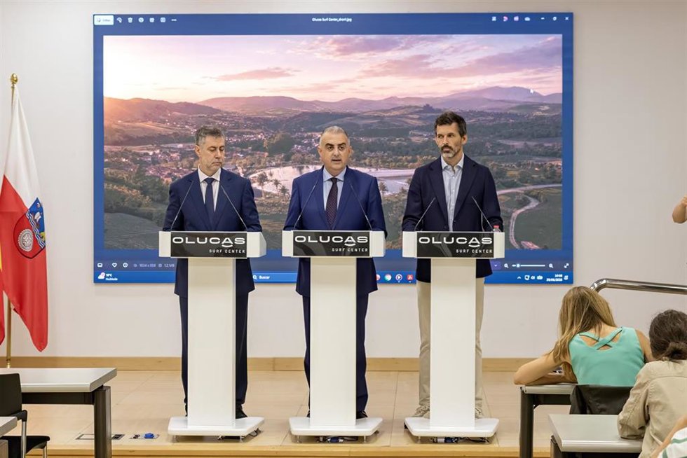 Rueda de prensa de presentación de la piscina de olas proyectada en Villaverde de Pontones