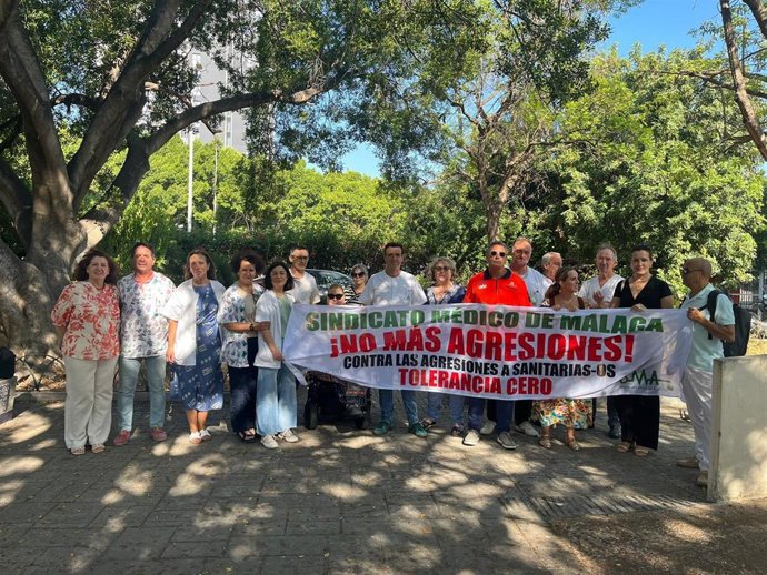 El Sindicato Médico de Málaga realiza una concentración de médicos para denunciar la agresión a una facultativa en el cntro de salud Capuchinos