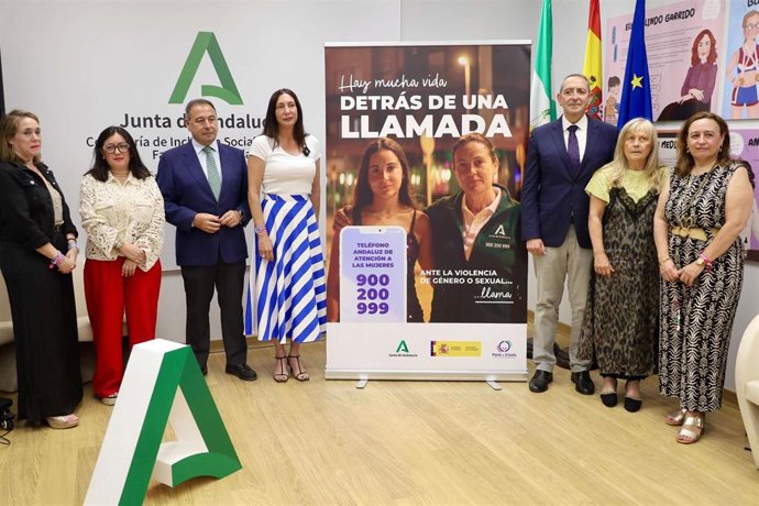 La consejera de Inclusión Social, Juventud, Familias e Igualdad en funciones, Loles López, en la presentación del spot 'Hay mucha vida detrás de una llamada'.