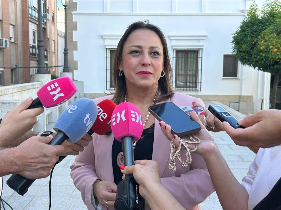 La secretaria general de Igualdad y Conciliación de la Junta de Extremadura, Ara Sánchez Vera, en declaraciones a los medios antes de comparecer en comisión en la Asamblea para explicar las líneas de su departamento