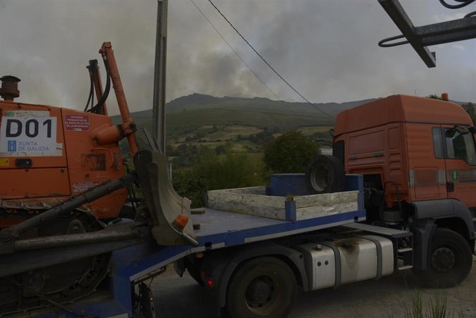 Archivo - Maquinaria pesada en Zamorela, a 11 de agosto de 2025, en Chandrexa de Queixa, Ourense, Galicia (España). Los incendios del verano en Galicia arrasan hasta este 11 de agosto más de 4.000 hectáreas, con el principal fuego en Chandrexa de Queixa (