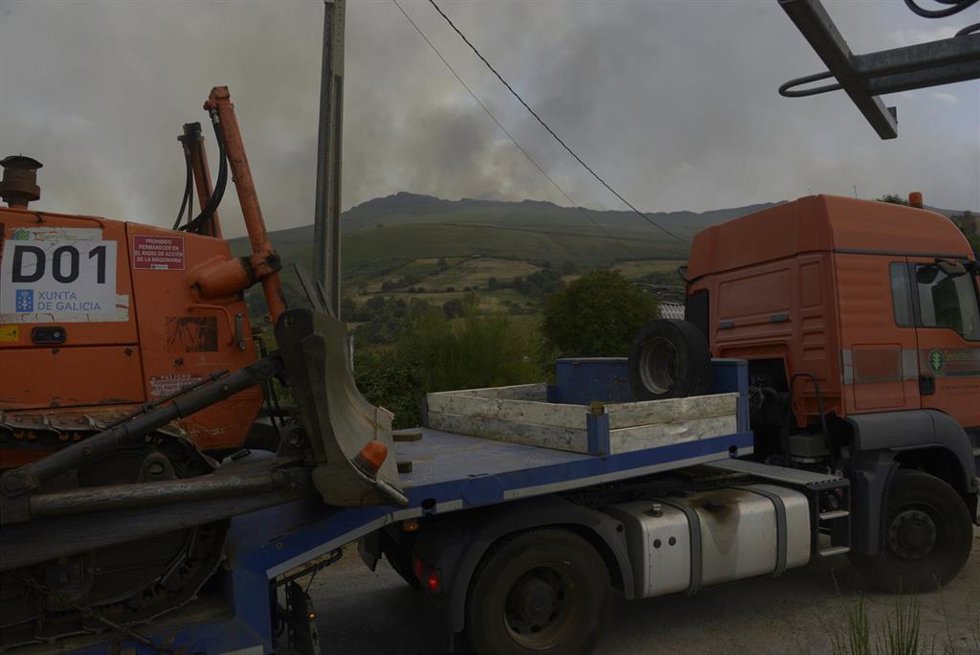 Archivo - Maquinaria pesada en Zamorela, a 11 de agosto de 2025, en Chandrexa de Queixa, Ourense, Galicia (España). Los incendios del verano en Galicia arrasan hasta este 11 de agosto más de 4.000 hectáreas, con el principal fuego en Chandrexa de Queixa (