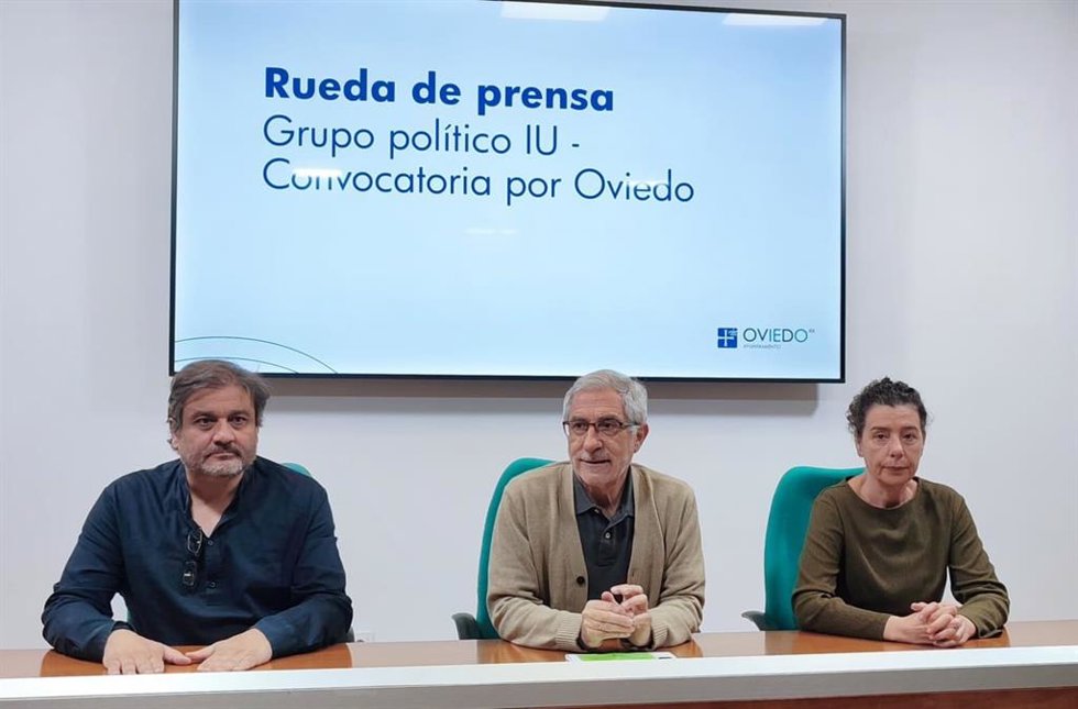El portavoz de IU-Convocatoria por Oviedo, Gaspar Llamazares, junto a los concejales Cristina Pontón y Alejandro Suárez.