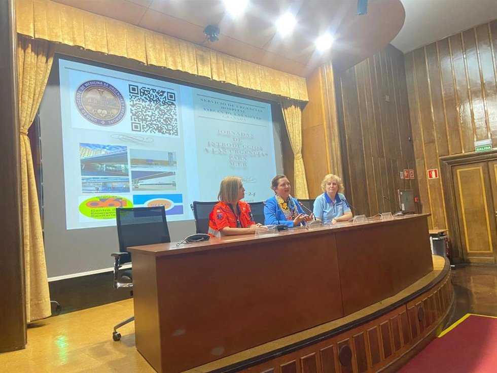 El Hospital Universitario Virgen de las Nieves de Granada ha organizado la tercera edición de las jornadas de introducción a las Urgencias en la que han participado más de un centenar de médicos residentes de primer año