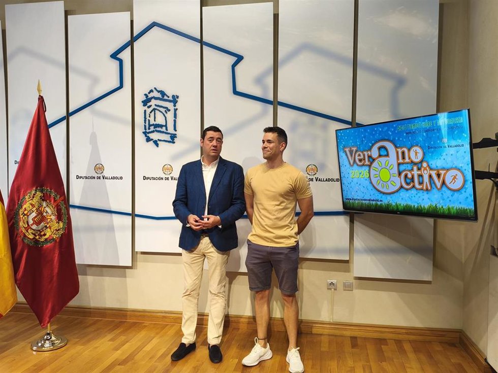 El diputado de Deportes y Juventud, Javier González, y el responsable de la empresa Blinca Raúl Álvarez presentan el programa 'Verano Activo 2026'.