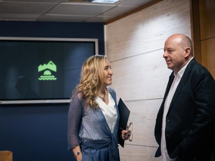 La consejera de Economía, Innovación, Empresa y Trabajo Autónomo, Belinda León, junto al presidente de AICCOR, Alfonso Ruiz.