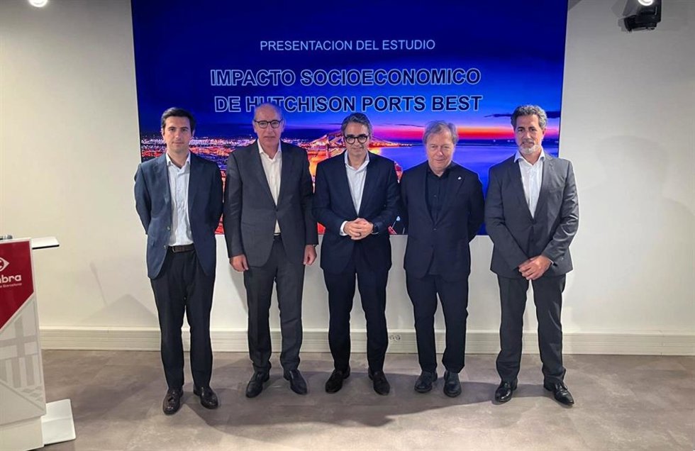(I-D)KPMG Arturo Fernández-Palacios (KPMG), José Alberto Carbonell (Puerto De Barcelona), Guillermo Belcastro (Hutchison), Josep Santacreu (Cámara De Barcelona), Y José Antonio Acha (Hutchison)