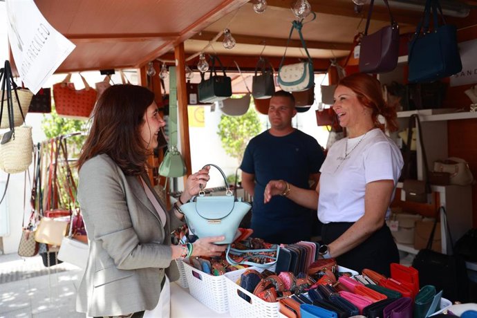 Archivo - La consejera de Empleo, Empresa y Trabajo Autónomo en funciones, Rocío Blanco, visita la Feria 'Bajo la Piel' que se celebra en la localidad gaditana de Ubrique tras recibir el Premio Embajadores de la Piel, concedido a la Junta de Andalucía. 