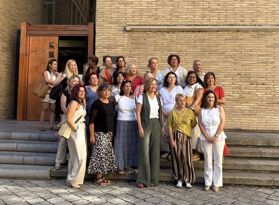 La portavoz del PSOE en las Cortes de Aragón, Pilar Alegría, junto a trabajadoras del sector de los cuidados y la dependencia, tras presentar la Proposición de Ley.