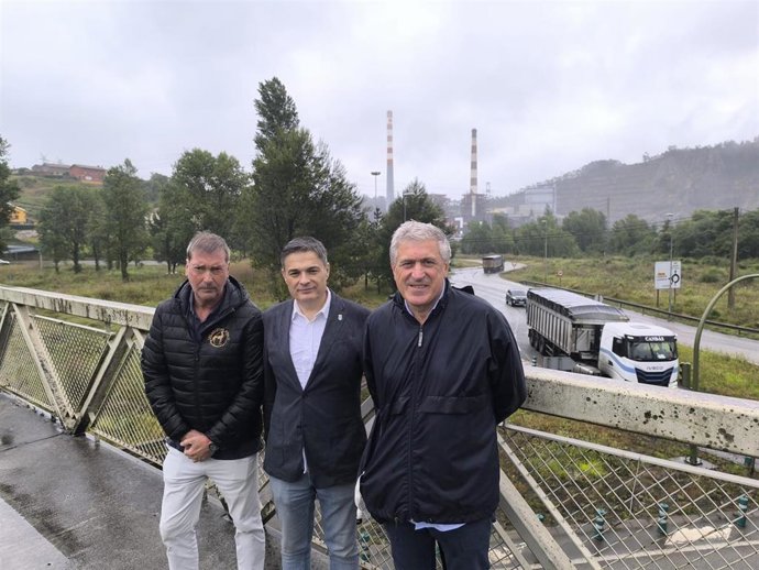 El diputado del PP Pedro de Rueda,  el presidente del PP de Carreño, Rafael Solís, y el portavoz municipal, Eduardo Muñiz.