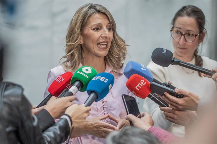 Archivo - La vicepresidenta segunda del Gobierno y ministra de Trabajo y Economía Social, Yolanda Díaz, atiende a los medios tras una reunión, en Space Las Cortes, a 6 de mayo de 2026, en Madrid (España)
