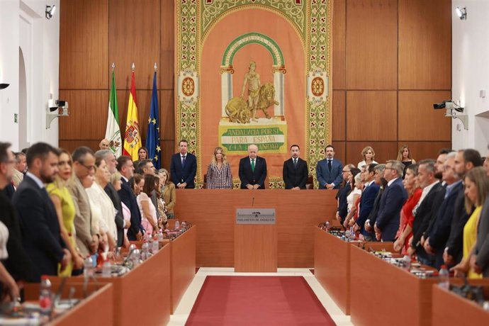 Minuto de silencio en el Parlamento andaluz por las víctimas del doble terremoto de Venezuela.