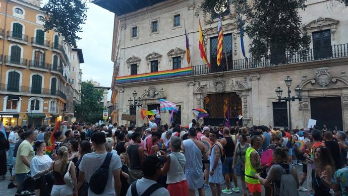 Manifestación del Orgullo LGTBIQ+ en su llegada a la plaza de Cort.