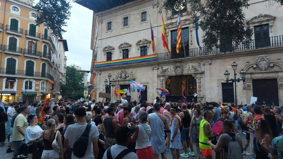 Manifestación del Orgullo LGTBIQ+ en su llegada a la plaza de Cort.